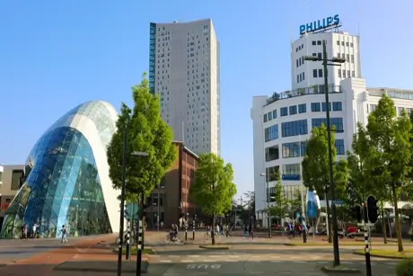 Uitzicht op Eindhoven Centrum, gecombineerd met VICT Automatisering – jouw partner voor IT-oplossingen, gespecialiseerd in cloudbeheer, WordPress, en Microsoft-diensten